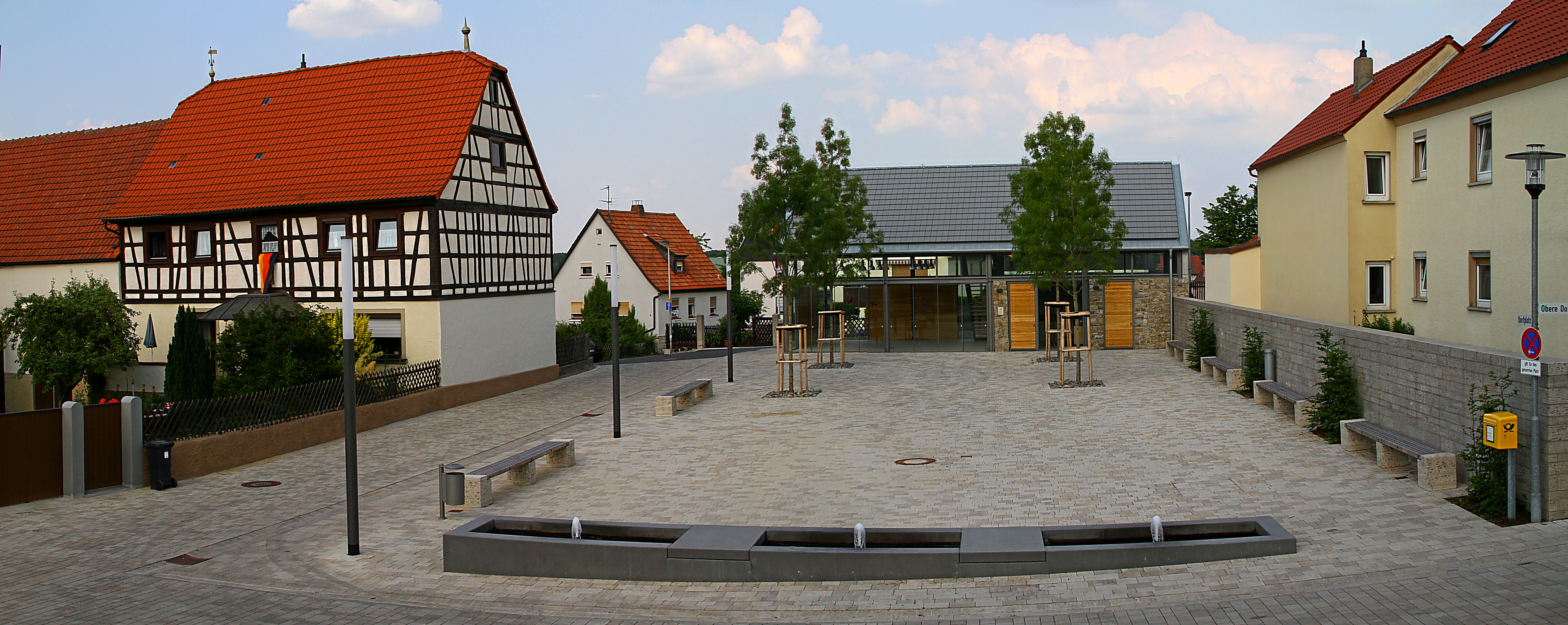 Dorfhaus und Dorfplatz